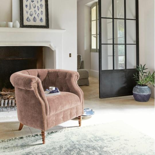 citatelna fotelka tlacena bezova zamat chesterfield calunena fotelka elegantna obcianska vila zamok obyvacia miestnost zariadenie.jpg